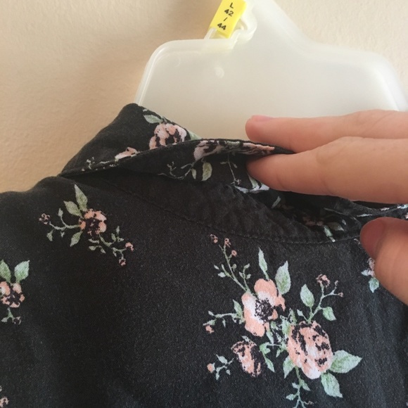 Stylish flowered button down top - Picture 6 of 7